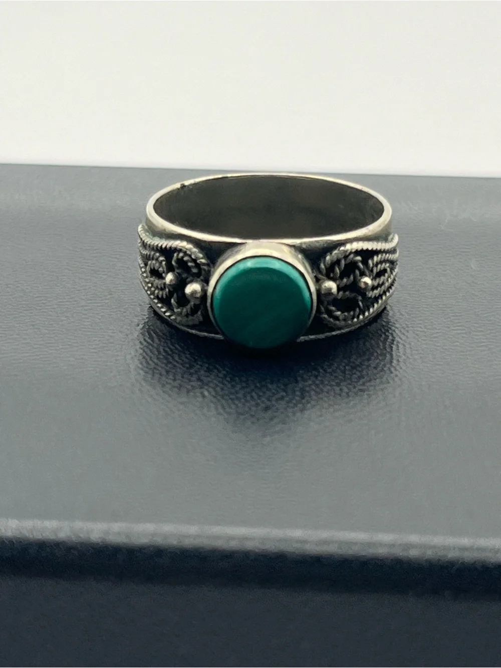 Boho Silver tone ornate rope twist design wide band ring size 7 green stone